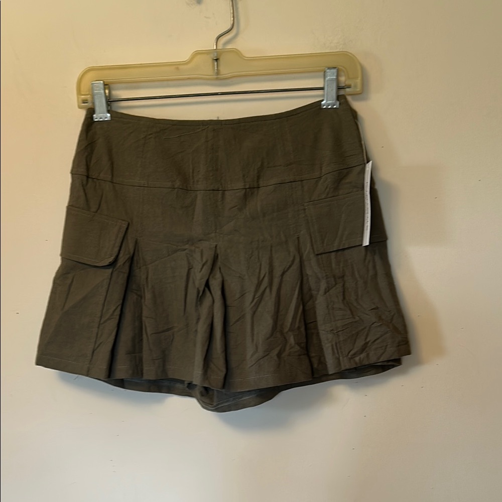 Kirious pleated olive green women’s skort back zip size XS new with tags